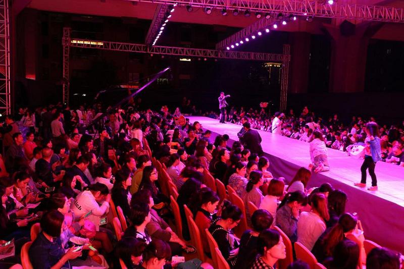 各地經銷商齊聚一堂，秀場內座無虛席