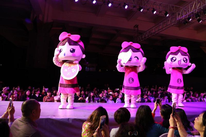 “小芬”熱場，跟觀眾互動