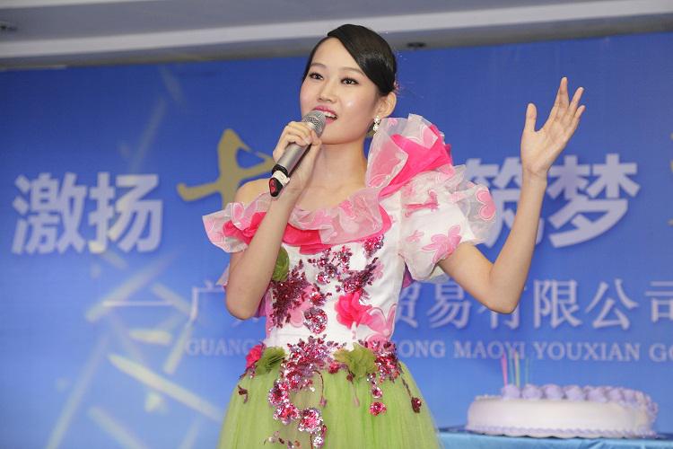 慶生儀式,女歌手領(lǐng)唱明天會(huì)更好